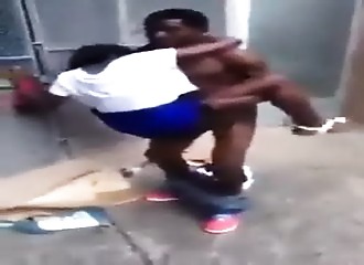 Une grosse étudiante black portée pour baiser