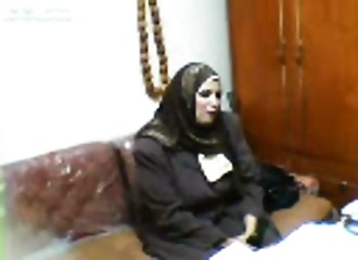 Une grosse arabe mature baise en soutif