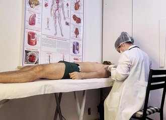 Le patient se fige face à l'infirmière lors de l'examen.