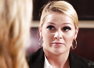 Cougar aux gros seins fait sa lesbienne