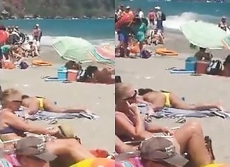 Elle se masturbe sur la plage en pensant que personne ne l'a voit