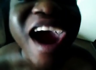 Fellation et éjac pour une jamaïcaine gourmande