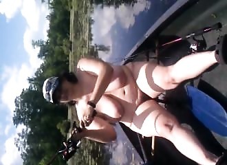 Femme au foyer à poil s’exhibe en pleine nature 