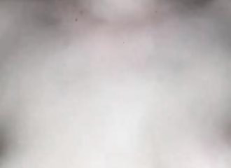 Amatrice aux seins qui pendent chevauche