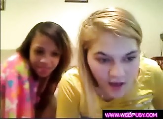 Ses gros nénés en cam près d'une copine