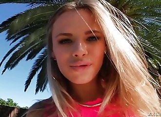 Sodomisée par une queue énorme