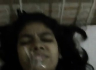 Plein de sperme sur sa face d'indienne