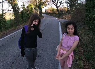 S'éclater avec deux jeunes filles italiennes de retour de l'école