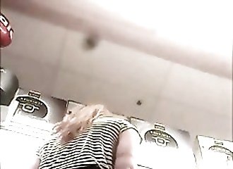 Sous la jupe avec une caméra cachée