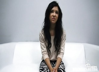 Strip extra avec cette brune à petits seins