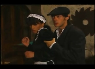 Il saute sa jolie bonne contre le billard