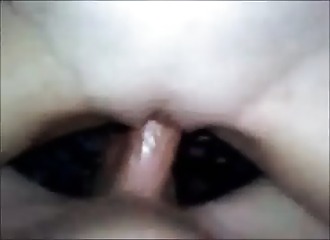 Sa queue s'enfonce loin dans sa foufe