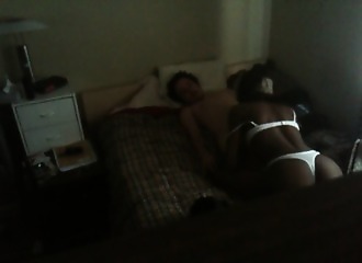 Baise amateur avec une fille qui garde son string pour chevaucher