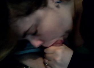 Frivole et adorable pipeuse en chaleur