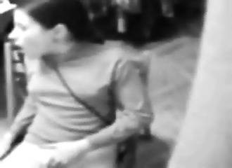 Spycam pour piéger cette nana se masturbant