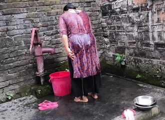 Je surprends ma tante nue dans le bain, je l'enlace et je la prends par derrière