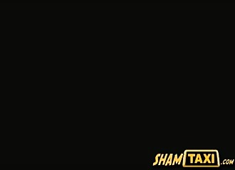 C'est excitant de baiser nue dans un taxi