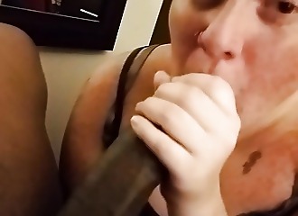 Elle suce une grosse queue black