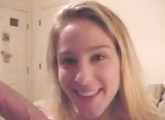 Sa langue piercée fait juter son mec