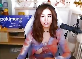 La streameuse Pokimane exhibe son sein accidentellement !