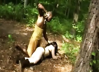 Domination et face-sitting interracial en forêt