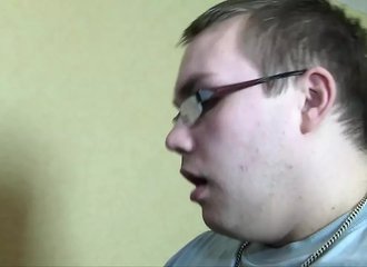 Une maman sexy aux seins généreux se fait chouchouter entre les jambes