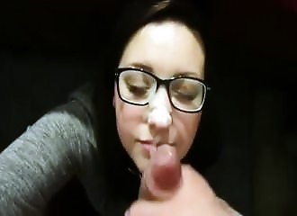 Je recouvre le visage de ma pétasse de sperme bien chaud