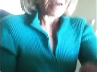 Vieille amatrice giclée dans la bouche