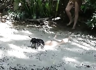 Elle prend un bain de boue à poil