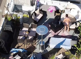 Mon drone a révélé une femme bronzant complètement dévêtue !