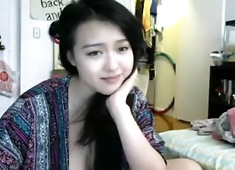 Chaude asiatique aux seins nus s'exhibe