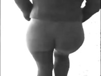 Exhibition d'une amatrice au bon gros cul moulé par un legging