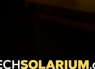 Caméra cachée dans un solarium