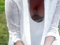 Un mateur filme le décolleté d'une coquine