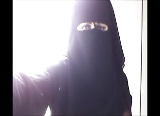 Intégralement voilée en niqab mais salope en cam