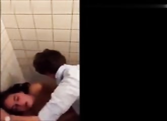 Etudiante surprise aux toilettes