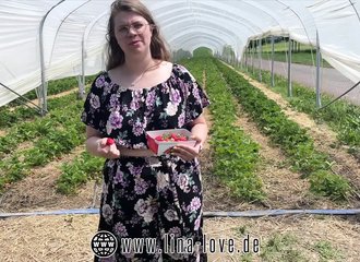 Salope aux fraises : un fermier se régale et déverse sa semence!